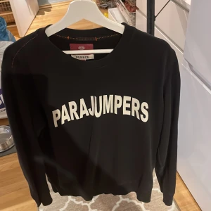 Parajumpers Sweatshirt Herr XL - Köpte den 2021 på Johnnells. Sparsamt använd. Då jag har storlek L sen ett år tillbaka. Tröjan är i super skick och har bra passform efter varje tvätt. Nypris var 1795kr