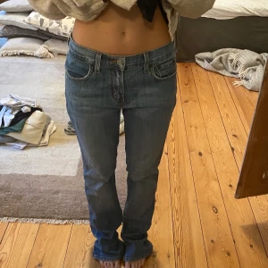 Levis jeans S/M - Jättesnygga lågmidjade levisjeans i jättebra skick köpta för 900kr. Har aldrig använt pga att de tyvärr är för långa för mig som är 160💞