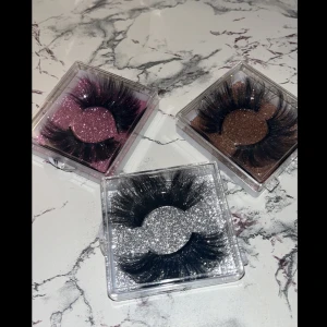 3 par långa fransar - jätte fina fransar, säljer för att jag inte använder så långa fransar längre ♡  bjuder frakt på dessa, alltså 40kr totalt ♡