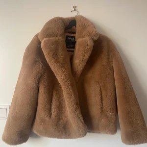 SVEA pälsjacka strl S/M nyskick - Säljer min svea pälsjacka i strl s/m brun, fint skick, mycket sparsamt använd. Samma som Bianca har på bilden