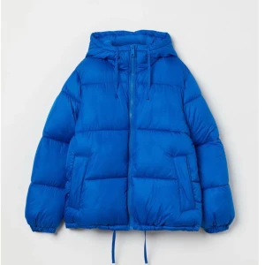Pufferjacka  - Säljer min blå pufferjacka från hm som är helt slutsåld. Dental i storlek medium men passar även s och xs om man vill ha oversized. Köparen står för frakten. Priset kan diskuteras 