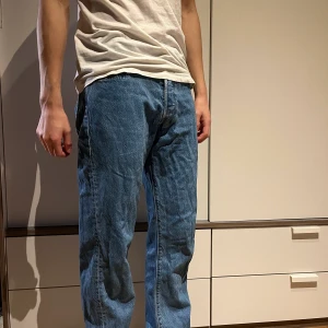 Levis Jeans  - Blå Levis jeans 501, köpta för ett år sen för 899kr, användt en gång 
