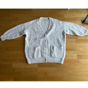 Oversize stickad kofta WEEKDAY - Oversized stickad kofta med knappar och två fickor i strl XS. Väldigt stor för att vara Oversize. Använd väldigt få gånger, i princip ny.