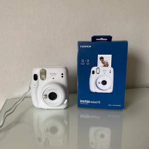 Säljer min instax mini 11. Tagit 10 bilder med den totalt. Nytt paket (10 bilder) samt orginalförpackning ingår.  Jättefint skick, några märken här och var som liknar färg från en krita, så inga djupa märken. Har varit superförsiktig med den 🤗 