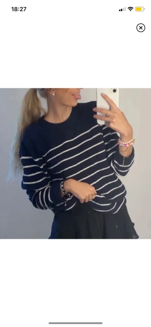 Stickad tröja  - En marinblå randig tröja som jag köpt av en tjej på Plick! Den kommer tyvärr inte till användning så därför säljer jag den! Första bilden är lånad!! Tröjan är i otroligt bra skick!🫶🏻