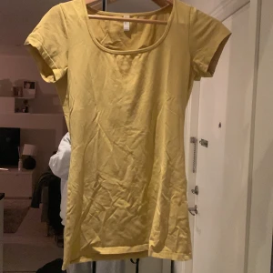 Gul t-shirt figursydd  - Gul fin t-shirt figursydd. 