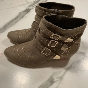 Boots - Snygga, bruna boots med gulddetaljer😇 Liten klack och säljer då de tyvärr va för små😩😩 (aldrig använda)🥰