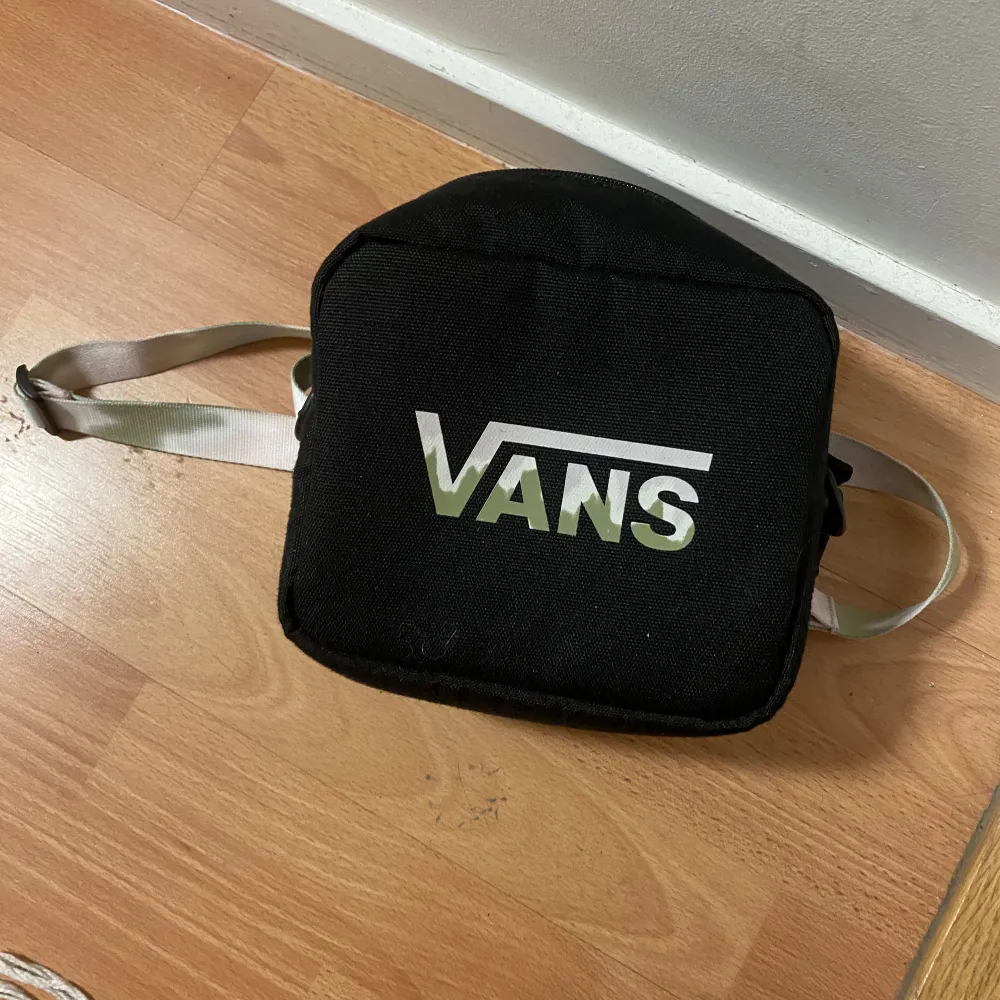 Jättebra liten väska från Vans. Axelrem till. . Accessoarer.