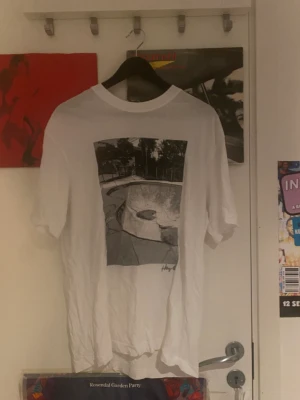 Cool t-shirt  - T-shirt med coolt tryck. Har använts typ 3 gånger och har inga slitningar🌟