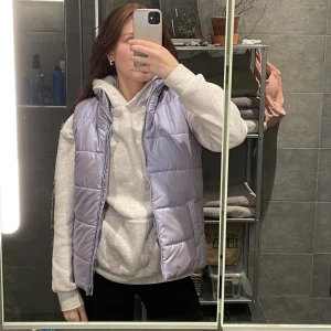 Lila väst 💜 - En super fin lila väst. Okänt vart den är ifrån, tror det kan vara barnstolen men sitter som en XS/S. Super fin och skimrar lite i färgen. Ingen luva