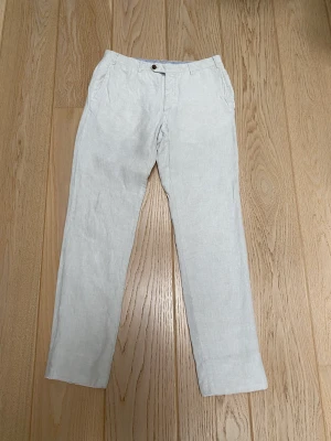 Corneliani vita linnebyxor - Corneliani vita linnebyxor säljer då den ej passar längre. Lyxiga kvalitetsbyxor tillverkade i Italien. Har du fler frågor eller en prisidé så hojta gärna till! 