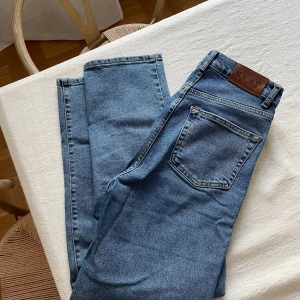 Jeans från NAKD - Blå jeans från NAKD, fint skick! Storlek 36. Skriv för fler bilder!