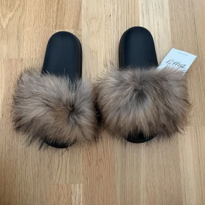 Nya Tofflor Äkta päls  - Ny kick