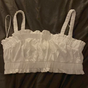 Vit topp storlek M - Vit sommar topp från Hm storlek M. Aldrig använt