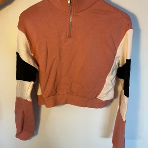 H&M töja - Rosa tjocktröja från H&M med dragkedja framtill som en halvkrage.  Kunden står för frakt, inga byten.