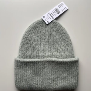 Gröngrå mössa oanvänd  - Gröngrå/mintfärgad mössa från Gina Tricot med prislappen kvar. Nypris 300kr men jag säljer för 200kr inklusive frakt! 