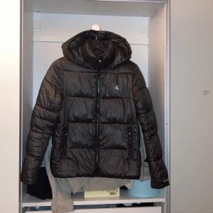 Mysig Calvin Klein jacka - Säljer nu min Calvin Klein jacka, har använt den en vinter och den håller värmen super!❤️ väldigt fint skick men lite sliten på texten på ärmen som man ser på sista bilden❤️jag är 173, skriv för fler bilder!❤️