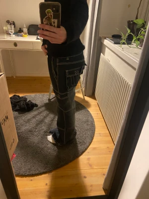 Jeans - Ett par jeans jag slutat använde de är lite för stora för mig också pris kan absolut diskuteras vill bara ha ett smidigt och snabbt köp. Byxorna är också väldigt långa på mig jag är 164 om du vill ha fler bilder skriv!