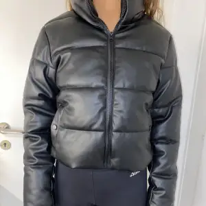 Säljer en svart skinn puffer jacket i storlek 36, helt oanvänd har prislapp kvar