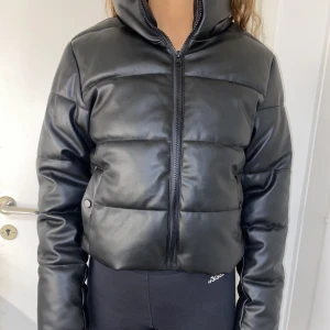 Svart skinn puffer jacket - Säljer en svart skinn puffer jacket i storlek 36, helt oanvänd har prislapp kvar