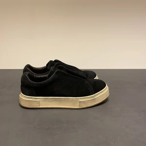 Eytys sneakers - Säljer ett par eytys skor i en väldigt eftertraktad storlek, skorna är i super bra skick och har bara behöver en tvätt så blir de som gott som nya igen. Materialet är i princip perfekt och har inga skador alls 