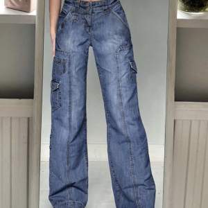 Superfina y2k jeans som inte riktigt passade mig storleksmässigt:) använda fåtal gånger. Ett litet hålvod bakre benet som knappt syns Direktköp 200kr plus frakt
