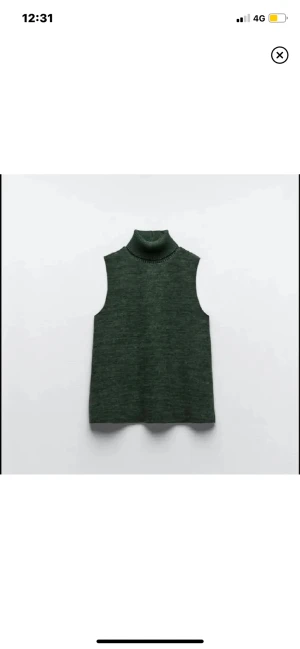 Stickad polo  - Denna fina kortärmade polotröjan från zara är i en väldigt fin grön färg. Slutsåld på hemsidan🙌🏽💓passar allt från xs-m. (lånad bild)