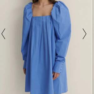Säljer min fina blå klänning från NA-KD🌸 använd få gånger! Perfekt för resor, utklädning och sommaren 🫶🏻 skriv för fler bilder❤️nypris 499kr, säljer för 300kr inklusive frakt🫶🏻
