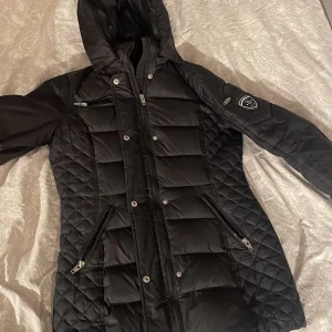 Rock and blue vinterjacka  - Rock and blue jacka i storlek 38, pälsen har jag tagit bort men har kvar den hemma ifall man skulle vilja ha den. Denna jacka köpte jag förra vintern och har endast använt o några månader, det finns inga skador på jackan. Den är köpt för 2700kr