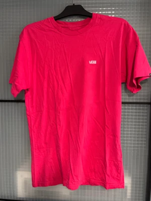 T-shirt - Rosa t-shirt från vans! Använt ca 2 gånger!   Storlek M