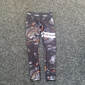 Stronger träningsbyxor  - Stronger träningsbyxor stl M, använda men i gott skick, hela och säljes tvättade.