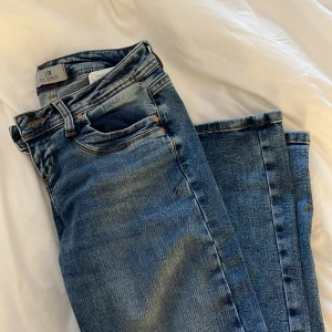 LTB jeans ’valerie’ - Säljer mina blå LTB jeans i storlek 26x30. Säljer pågrund av att dem är för små för mig och därför inte kommer till användning. Jeansen är små i storleken och jag skulle säga att dem är som ett par 25x30. 