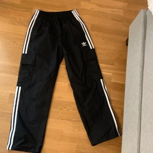 Adidas byxor  - Jätte sköna och snygg adidas byxor med fickor på sidorna. Aldrig använt. Köpt för 450 säljer för 350. 
