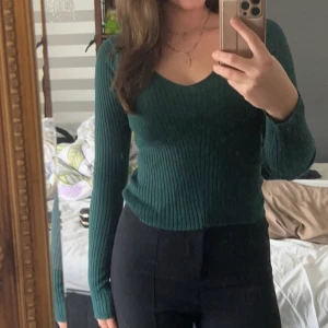 Långärmad tröja  - Strl: M, dock mindre i storlek. Bra skick 