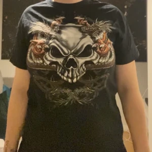 Tshirt med tryck - tshirt bra skick kommer inte till användning köpare står för frakt