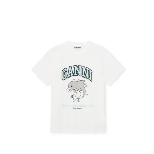 Ganni t-shirt - Säljer denna ascoola ganni t-shirt. Anvönd ett fåtal gånger och är i bra skick! ❤️säljer för 500kr❤️