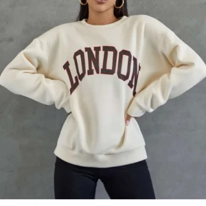 Sweater  - Sweatshirt med tryck. Strl L, passar dig som är M eller vill ha en oversized fit! Superskön, men behöver plats i garderoben. Från Shein. Frakt tillkommer🌝