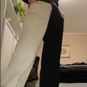 Svart vita jeans - Köpte dom second hand för några månader sen, men ja har inte haft dom sen dess <3 (fraktkostnaden kanske inte är de som står)