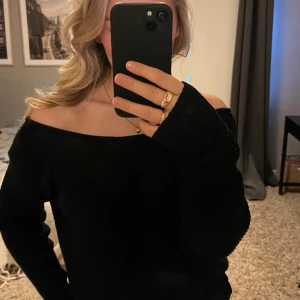 Tröja - Tröja som man kan ha som off shoulder eller över bara ena axeln, öppen rygg.  Jättesnygg men kommer tyvärr inte till användning. 100kr+frakt 