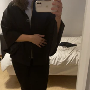 Cape - Snygg tunn kappa, i cape modell. Aldrig använd. Från HM, i storlek 36