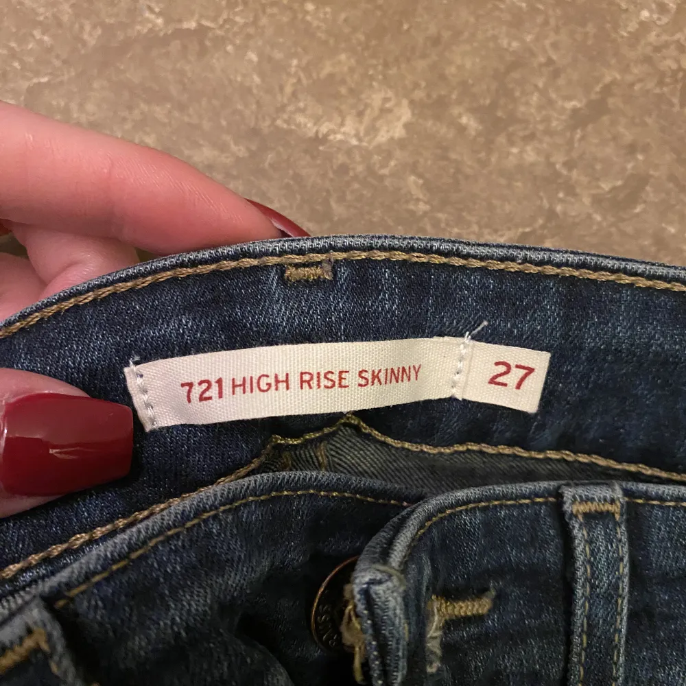 Ett par mörkblå Levis jeans. Modellen ”High rise skinny” i storlek 27. Knappt använda. Köparen står för frakten. . Jeans & Byxor.