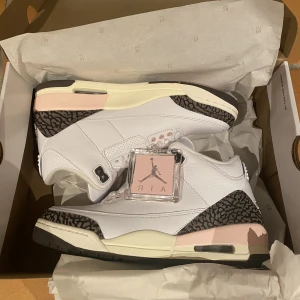 Jordan 3 - Säljer nu dessa ”Jordan 3 Dark Mocha” helt nya aldrig andvända, digitalt kvitto finns. Skorna är i storlek 40,5 men jag skulle säga att dem passar både 39-40. Hör gärna av för mer info!
