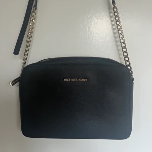Mikael kors väska handväska  - Väska från Mikael kors, svart i skinn, fint skick! Justerbart band.  Nypris 1595:- 
