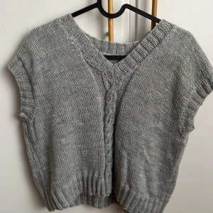 Stickad grå väst  - En stickad väst som är stickad hemma❤️