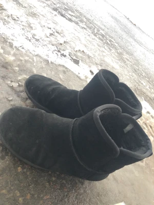 Linear uggs - Köp mina vinterskor, supersköna o mjuk fodring i, perfekt för vintern! Använda 1 vinter, men superbra skicka.   pris går att diskutera vid snabb affär