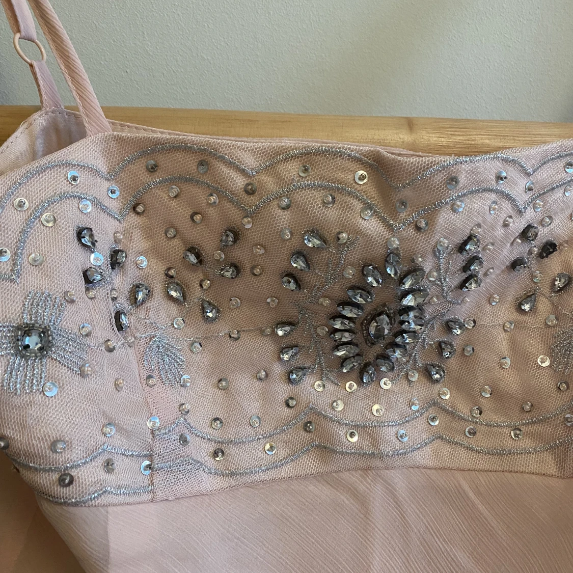 Finaste rosa toppen med strassdetaljer 90 tals stil - 90