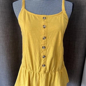 Nytt gult linne i stl.40/42 - Gult linne i stl.40/42  Tagsen är borttagna men linnet är oanvänt. Inget att anmärka på   Samfraktar 