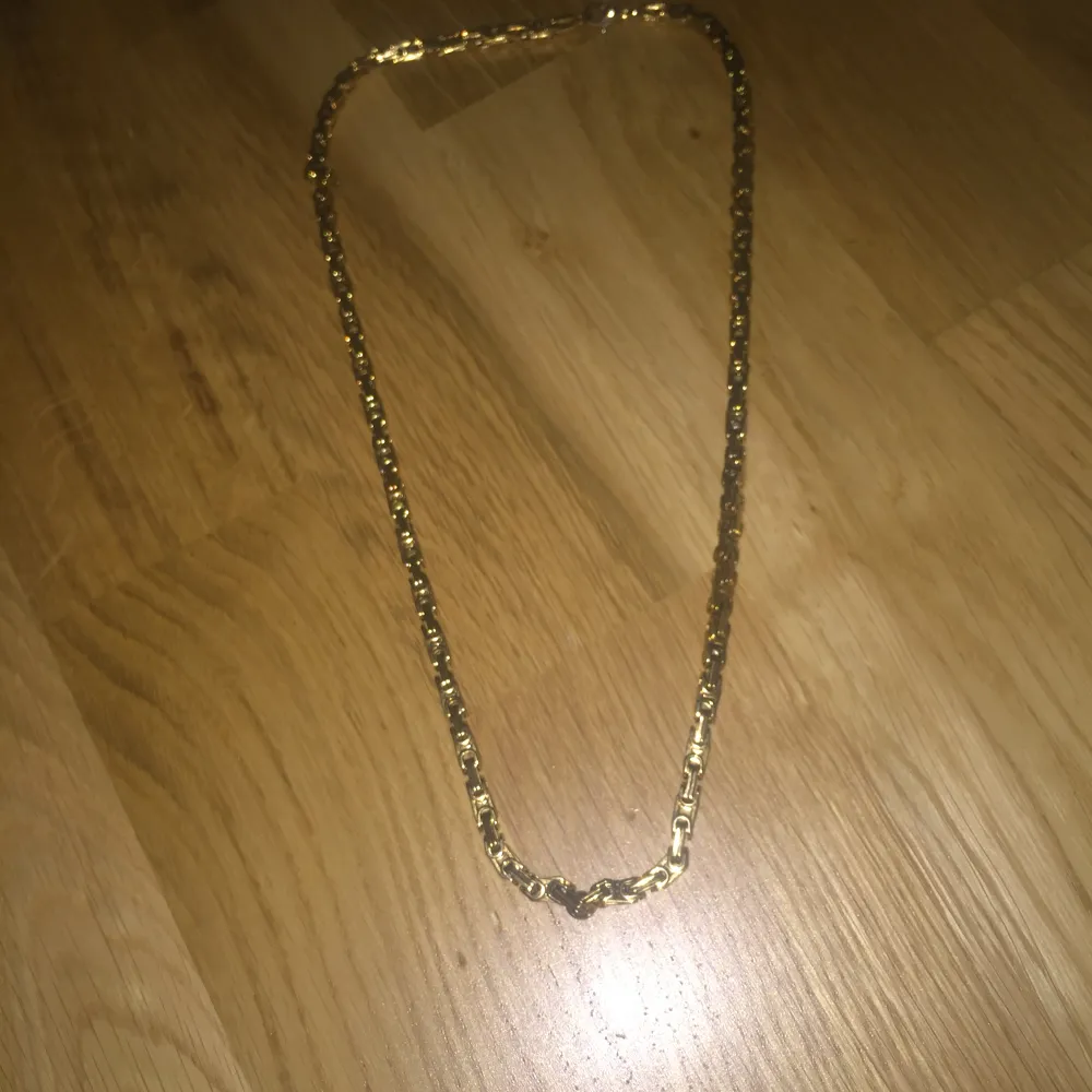 Halsbandet är guldplaterat, halsbandet är i bra skick och är väldigt fint. Jag köpte halsbandet för 500 och säljer det för 250. Säljer halsbandet för att kedjan inte matchade min stil.. Accessoarer.