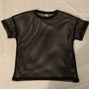 Fishnet topp - Säljer denna typ fishnet t shirten från lindex i barnstorlek, men passar mig som har S