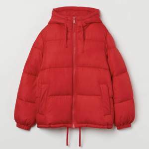Säljer min röda jacka från H&M, köpt förra vintern men säljer för att den ej kommer till användning! Den är i fint skick och inga defekter.  Kan skicka fler privata bilder om så önskas, köpare står för frakt. (Nypris 499)
